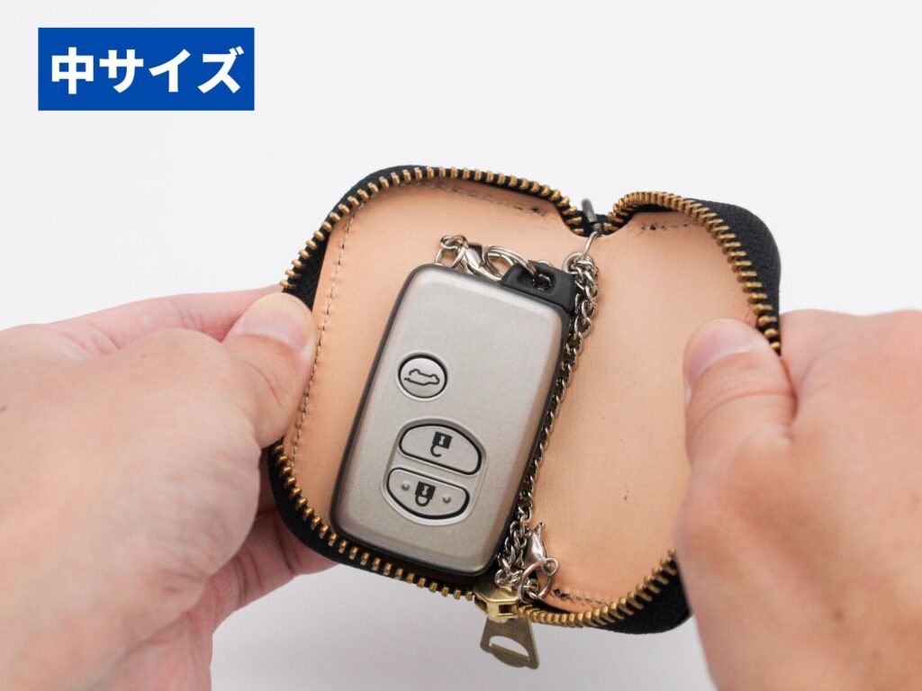 中サイズのスマートキーを収納した”Mini Round Smart Key Case”